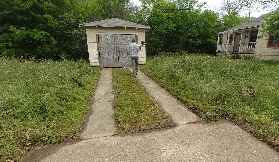 String trimmer operator working a lot border